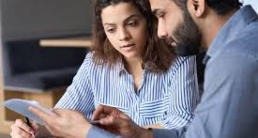 Teacher guiding a student one on one — the kind of close relationship that produces a powerful Ivy League recommendation letter